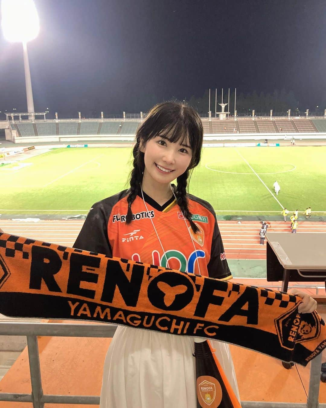 道重佐保さんのインスタグラム写真 - (道重佐保Instagram)「RENOFA KAWAii COLLECTION！🧡🍊🦁  ……のあとに念願のレノファ山口ホーム戦を観戦できて汗だくな写真たちです〜✌︎ふふふ  背番号は12番のものを着ました🫶 これはサポーターの皆様の番号で！私もレノファサポの皆様の仲間入りが出来たような気持ち……とても嬉しかったです🥺✨  なんだか似たような写真ばかりでごめんなさい、 ユニフォーム着れたことが嬉しくて記念に沢山撮ってもらっちゃいました〜😆🧡  こういう時は汗かいとるけど気にしない！！ふふ  そして！ Jリーグは今年で30周年なのですよね！⚽️💫 レノファ山口の更なる活躍を願って、私ももっと応援しに行きたいなぁ！  #まだまだ投稿つづきます🦁  #臨場感のある生の試合は最高でした✨  #レノファ #レノファ山口 #renofa #みらスタ #サッカー観戦 #ユニフォーム女子 #美少女図鑑 #山口県 #山口市 #山口観光 #おいでませ山口 #やまぐちいいとこ  #portrait #japanesegirl #ig_japan #followｍe #彼女 #日本的 #道重佐保 #michishigesaho」7月17日 2時00分 - sahomichishige