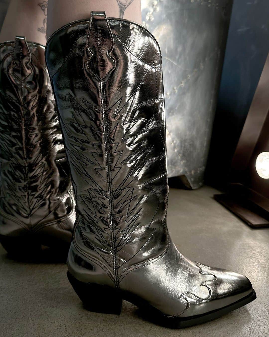 オールセインツさんのインスタグラム写真 - (オールセインツInstagram)「Silver never looked so good. Featuring the Frankie Bag, Kacey Cowboy Boots & Nova Shoes.」7月17日 2時00分 - allsaints