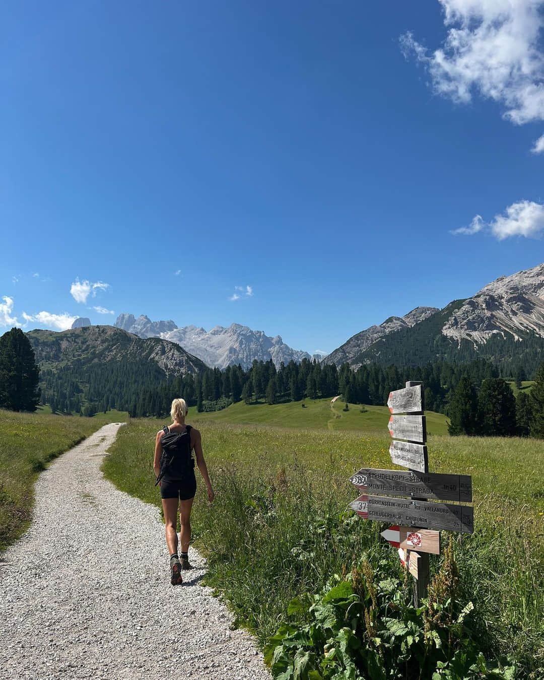 Zanna Van Dijkさんのインスタグラム写真 - (Zanna Van DijkInstagram)「Dolomites day one photo dump ⛰️🇮🇹  The first day of my group hiking trip out here has been absolute bliss! We eased in with a gentle 9km hike which had none stop incredible views, stopped off at a mountain hut for a hearty meal and some strudel, and finished off with a refreshing dip in a stunning glacial lake. It doesn’t get much better than that! ✨   If you’re coming to the South Tyrol region, here’s our itinerary for today:  ➡️ Hiking the Strudelkoph loop trail ➡️ Lunch at Rifugio Vallandro  ➡️ Swimming at Lago di Dobbiaco  Want to join me on a hiking trip? There’s a handful of spaces on my Turkey adventure this October! Grab a spot through my website 🫶🏼  #thedolomites #southtyrol」7月17日 1時56分 - zannavandijk