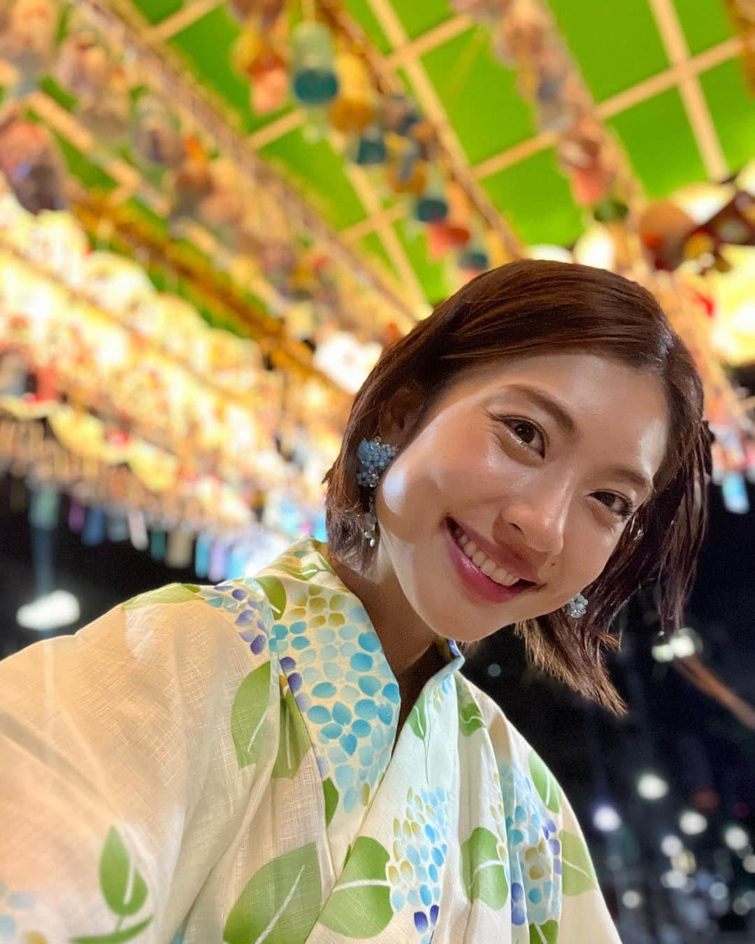 橋本聖子のインスタグラム：「一六縁日🏮2023 今年もありがとうございました！ 初浴衣👘お友達Thank you😘  セットリスト🎼 1.I can believe it. 2. #真夜中のドア /cover（2枚目👉） 3.my dear... 4.遠くても・・・。 5.Blue Star 6.ららら・明日への扉  最後の曲ではみんなが声出してくれて楽しかったな〜！🤍 また一緒に歌いましょうね🤝  そして、今週の19日（水）は打ち上げ会するのでぜひ遊びに来てください🐣詳しくはTwitterにて📱  今日も聴いてくれたあなたに感謝！明日もいい日になりますように🌈  #一六縁日 #フリーライブ #浴衣女子」