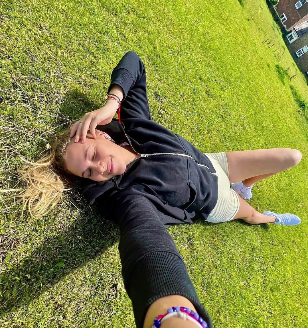 アマンダ・アニシモワさんのインスタグラム写真 - (アマンダ・アニシモワInstagram)「How lovely’s the countryside 🇬🇧」7月17日 2時08分 - amandaanisimova