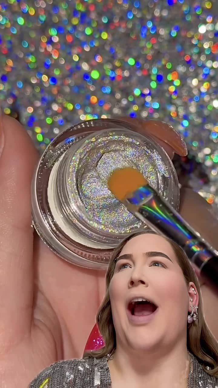 NikkieTutorialsのインスタグラム：「holographic makeup is finally here! 🤩💿✨」