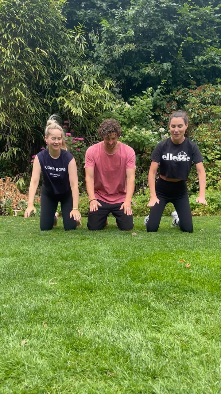 のインスタグラム：「Nobody! 😂 Wij moesten deze trend natuurlijk ook uitproberen na het zien van de poging van @arieboomsmainstagram en @romyboomsma maar dit is gewoon onmogelijk! Doe eeeeven normaal 🤣」