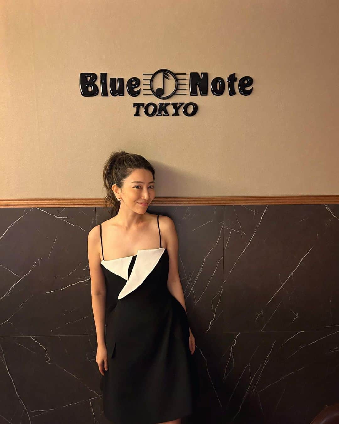木嶋真優のインスタグラム：「@bluenotetokyo の楽屋での 衣装と私服💫 @takeshi_music  大林武司さんとMAYUフェスから 北海道hitaru札幌芸術劇場、 ブルーノートで今回の旅が終わりました🧳 楽しかった。また弾きたい。 2ステージ共SOLDOUTにしてくださった皆様 ずっと支えてくださった沢山のスタッフの皆様 心からありがとうございました🙌」