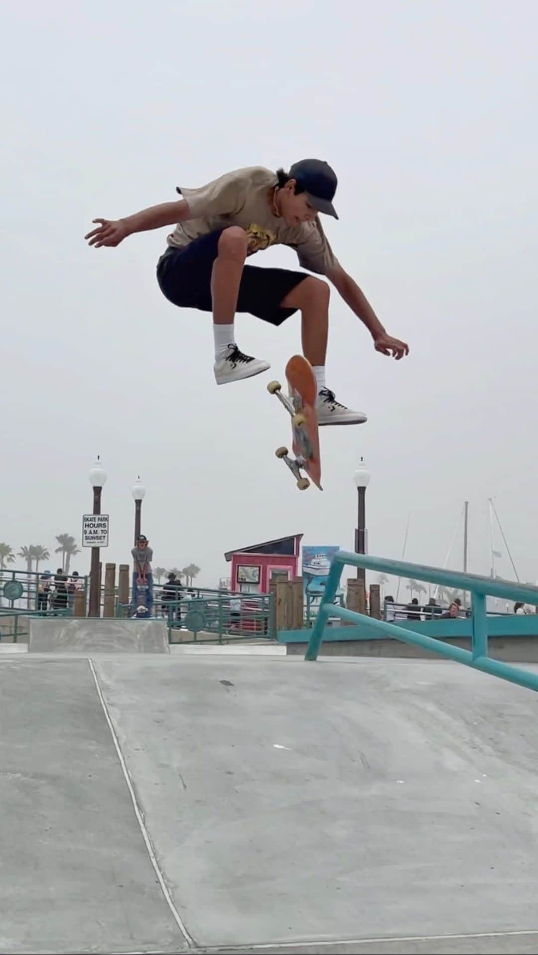 ルーイ・ロペスのインスタグラム：「⟡ Have a nice day ⟡ 📹〰️ @ryanree @stanceofficial」