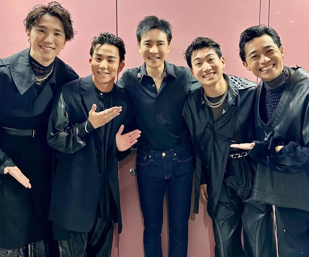 shojiさんのインスタグラム写真 - (shojiInstagram)「#音楽の日 バタバタ過ぎて全グループとは撮れませんでしたが、写真撮ってくれたみなさんありがとうございましたー🤩  #stkgz #シッキン #シットキングス #shoji #持田将史 #音楽の日　#ダンスコラボ #ダンスGIFTLIVE #NoEndのキバポーズ #誰よりも笑顔でRYUSEIを踊ってくれた郷ひろみさんが憧れすぎる  Oh s**tを歌ってくれた、誰よりも時代を変えようとアクションを起こし続ける男SKY-HIがこの場にいるが胸熱❤️‍🔥」7月17日 2時23分 - shoji_stkgz