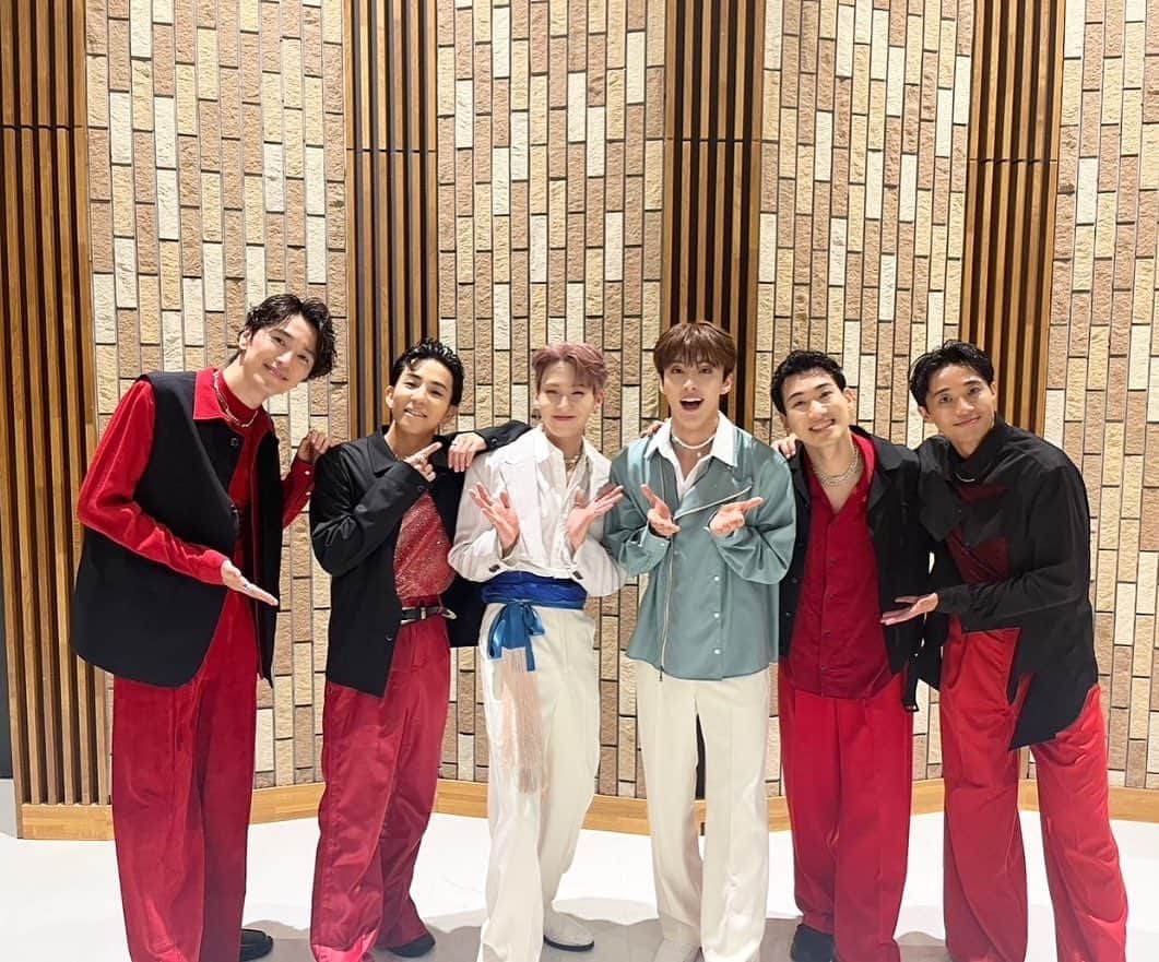 shojiさんのインスタグラム写真 - (shojiInstagram)「#音楽の日 バタバタ過ぎて全グループとは撮れませんでしたが、写真撮ってくれたみなさんありがとうございましたー🤩  #stkgz #シッキン #シットキングス #shoji #持田将史 #音楽の日　#ダンスコラボ #ダンスGIFTLIVE #NoEndのキバポーズ #誰よりも笑顔でRYUSEIを踊ってくれた郷ひろみさんが憧れすぎる  Oh s**tを歌ってくれた、誰よりも時代を変えようとアクションを起こし続ける男SKY-HIがこの場にいるが胸熱❤️‍🔥」7月17日 2時23分 - shoji_stkgz