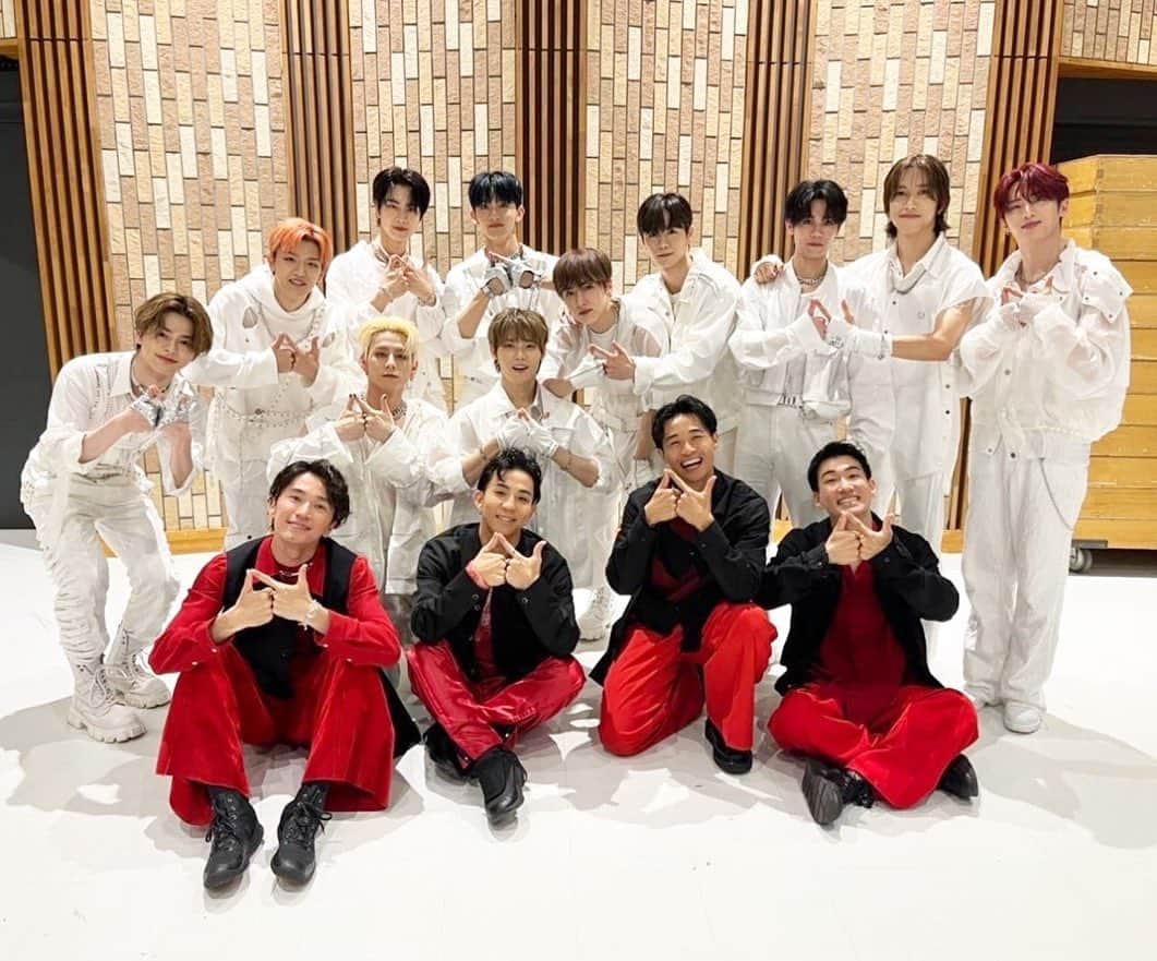 shojiさんのインスタグラム写真 - (shojiInstagram)「#音楽の日 バタバタ過ぎて全グループとは撮れませんでしたが、写真撮ってくれたみなさんありがとうございましたー🤩  #stkgz #シッキン #シットキングス #shoji #持田将史 #音楽の日　#ダンスコラボ #ダンスGIFTLIVE #NoEndのキバポーズ #誰よりも笑顔でRYUSEIを踊ってくれた郷ひろみさんが憧れすぎる  Oh s**tを歌ってくれた、誰よりも時代を変えようとアクションを起こし続ける男SKY-HIがこの場にいるが胸熱❤️‍🔥」7月17日 2時23分 - shoji_stkgz