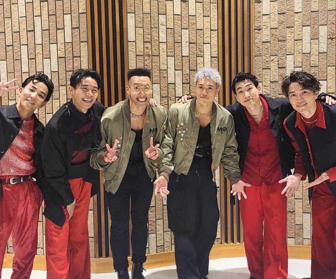 shojiさんのインスタグラム写真 - (shojiInstagram)「#音楽の日 バタバタ過ぎて全グループとは撮れませんでしたが、写真撮ってくれたみなさんありがとうございましたー🤩  #stkgz #シッキン #シットキングス #shoji #持田将史 #音楽の日　#ダンスコラボ #ダンスGIFTLIVE #NoEndのキバポーズ #誰よりも笑顔でRYUSEIを踊ってくれた郷ひろみさんが憧れすぎる  Oh s**tを歌ってくれた、誰よりも時代を変えようとアクションを起こし続ける男SKY-HIがこの場にいるが胸熱❤️‍🔥」7月17日 2時23分 - shoji_stkgz