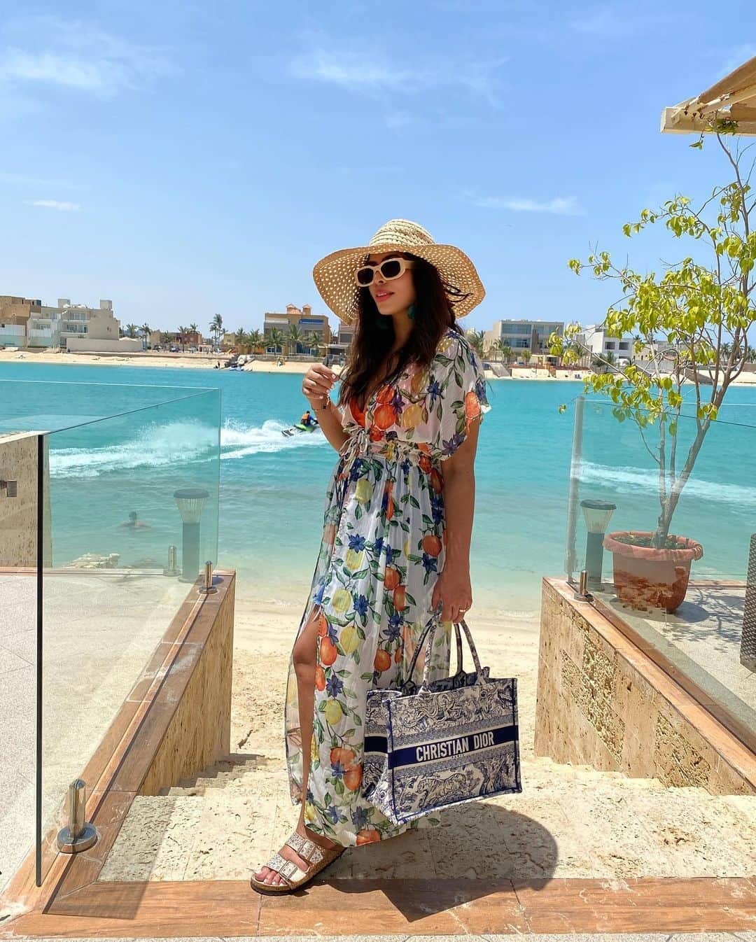 アクセサライズのインスタグラム：「Waiting for the beach bar to open like:⁠ @noha.sindi⁠」