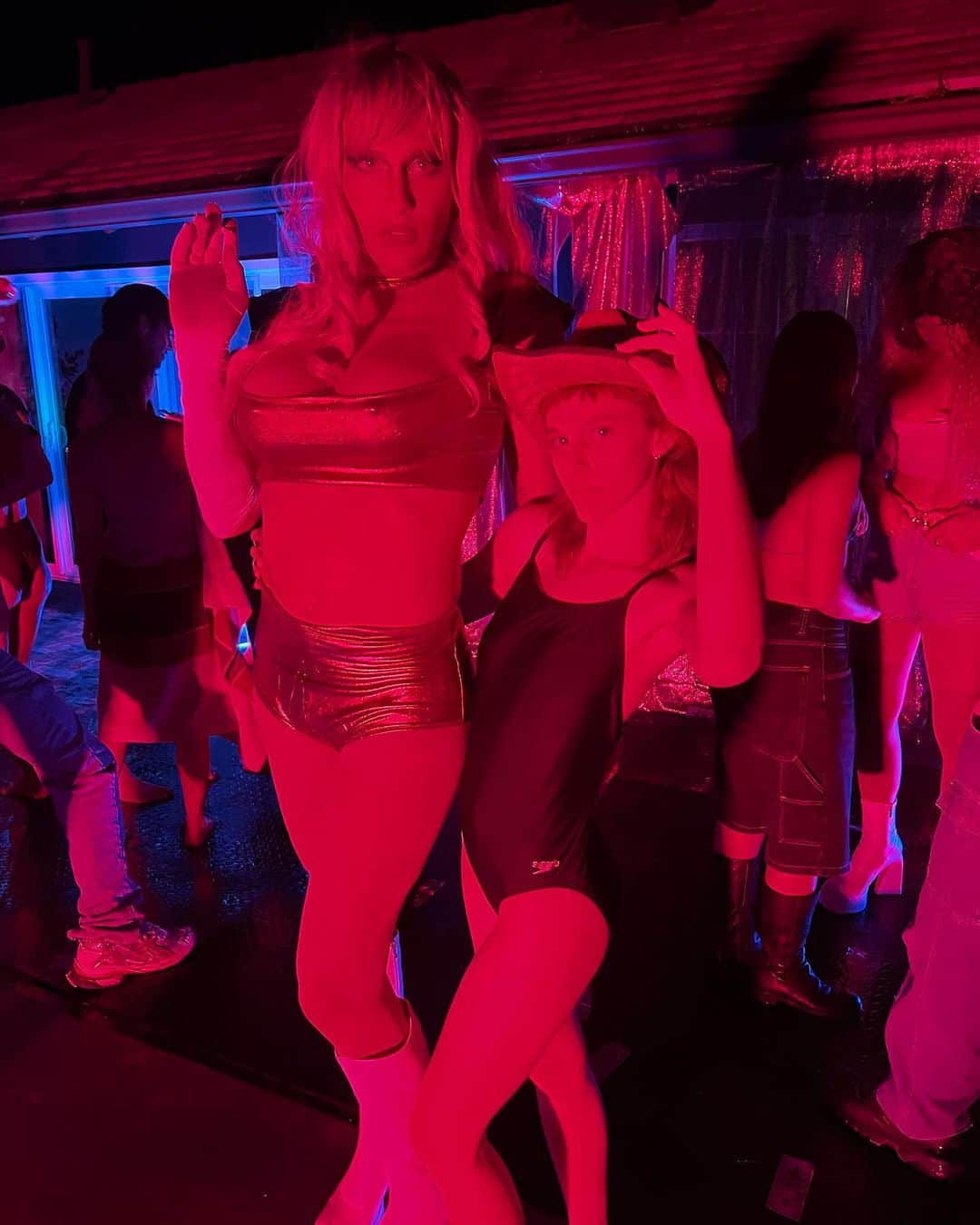 オーブリー・ピープルズのインスタグラム：「drag night to celebrate the birth of cooper & @paytonjkoch - excuse me, KIWI & TULIP🎉🎂🎉thank you for being in my lives you are the best people」