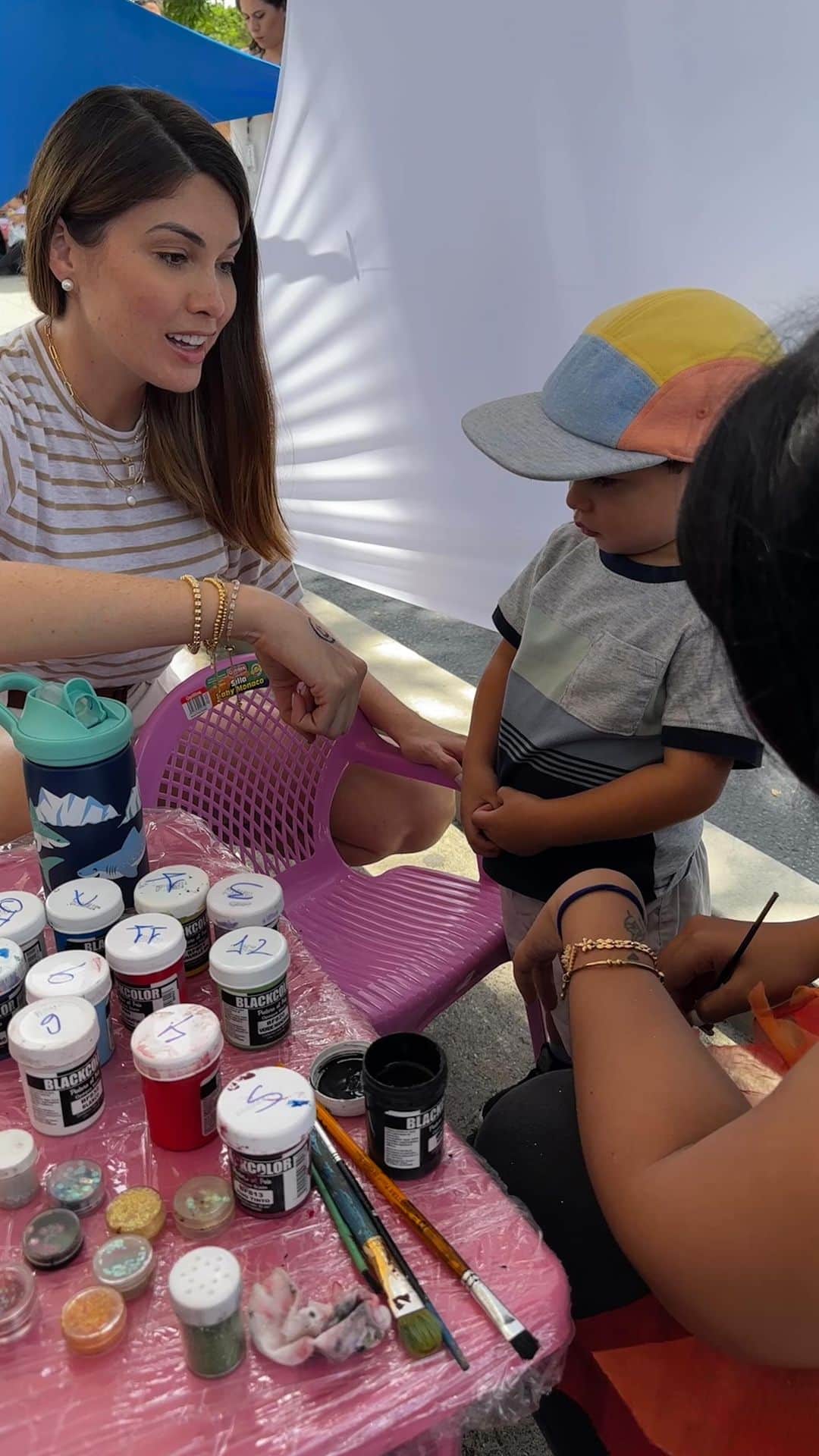 María Gabriela Isler Moralesのインスタグラム：「Joaqui 🧢 dijo que hoy quería jugar con otros niños y eso hicimos: nos fuimos a la actividad del Día del Niño 🧒🏻 que la familia de #Farmatodo @farmatodovzla 💙organizó en su tienda de San Diego en #Valencia.   Un mundo de diversión 🍭 con actividades llenas de color para ellos, los más consentidos 🤗, los que nos regalan alegría y nos motivan para seguir adelante 🙌🏻.  ¿Cuál creen que fue la actividad que más disfrutó Joaquín? 🤩  ¡Feliz día a todos los niños de Venezuela 🇻🇪!」