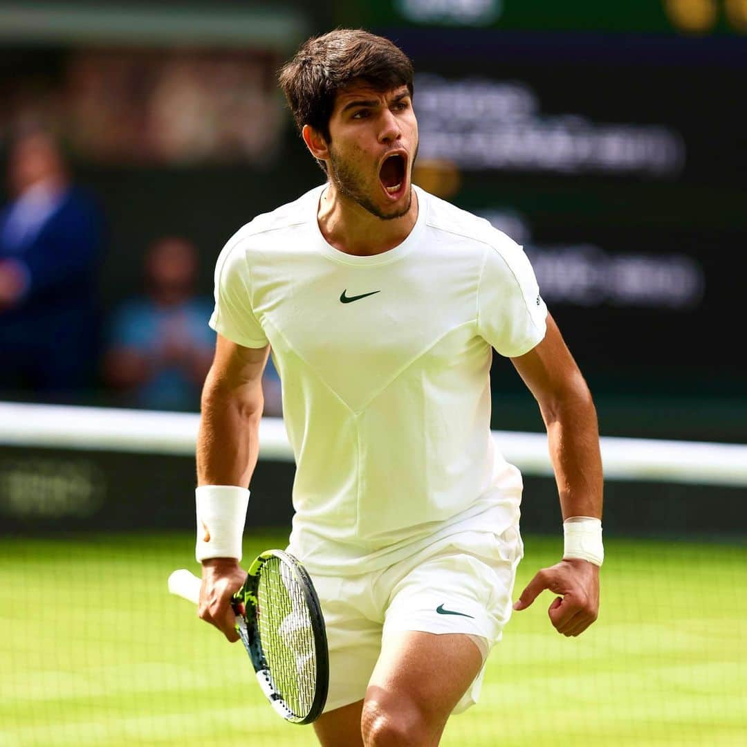 Just Jaredさんのインスタグラム写真 - (Just JaredInstagram)「Spain’s Carlos Alcaraz dethroned Serbia’s Novak Djokovic during the men’s final at Wimbledon during the five-hour match, 1-6, 7-6 (6), 6-1, 3-6, 6-4. KING CARLOS! 👑👑👑 #CarlosAlcaraz #NovakDjokovic Photo: Getty」7月17日 2時52分 - justjared