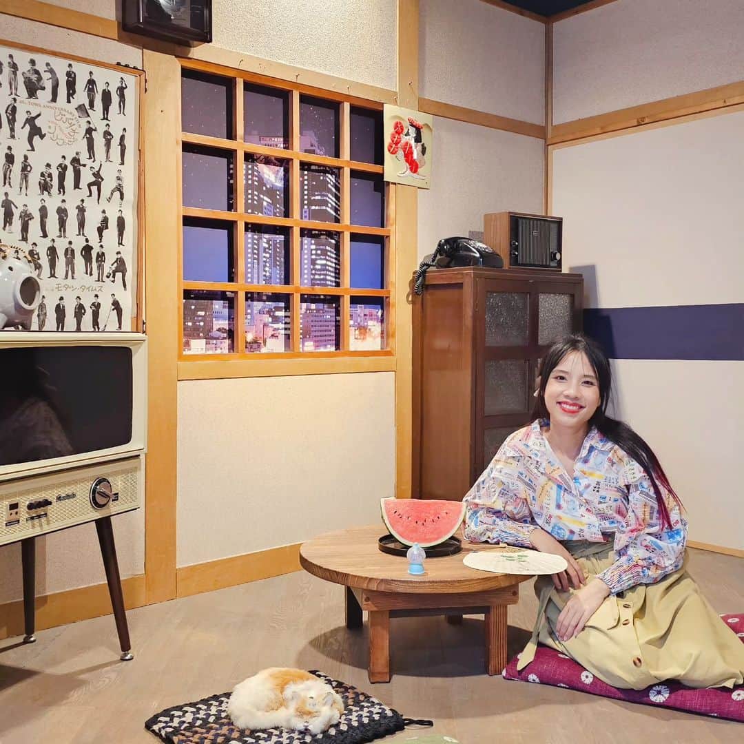 ビーム先生のインスタグラム：「สาวยุคโชวะ 昭和ガール😂 ที่ญี่ปุ่นก็มีมุมถ่ายรูปน่ารักๆเหมือนกันนะเนี่ย 💖 ＊でも平成生まれです！(*´∀｀)  #びーむと日本　#外国人　#来日外国人　#大阪　#ญี่ปุ่น #เที่ยวญี่ปุ่น #บีมและญี่ปุ่น」