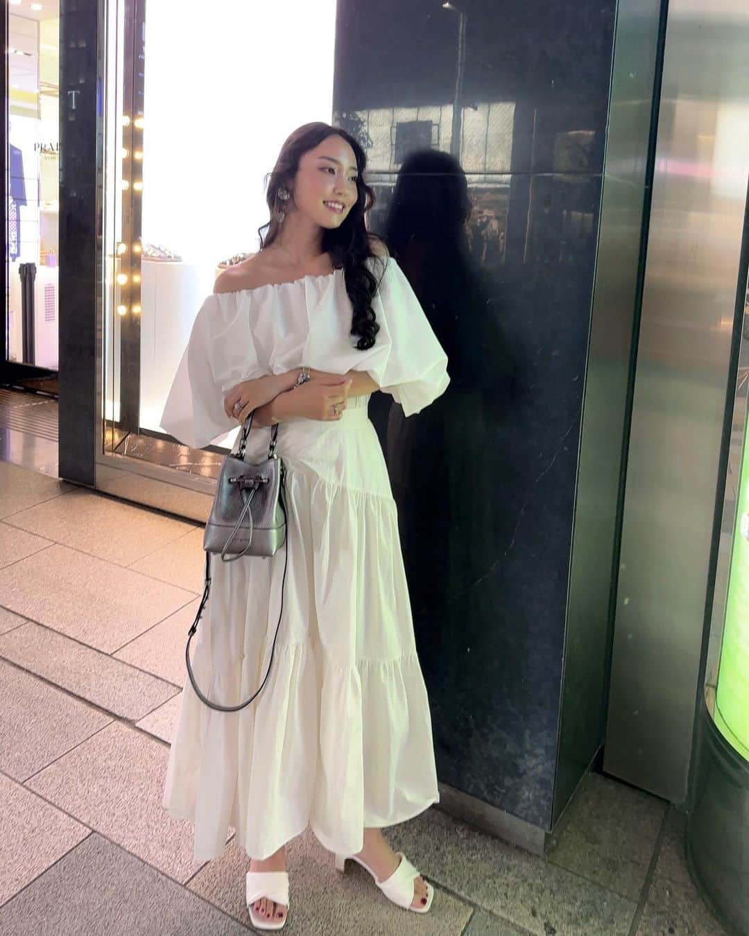 SALLYのインスタグラム：「☽ ・ ・ 結婚記念日のディナーに行きました🦢🤍 これ上下別々の服なんだけど、このセットで着るとワンピースみたいになってお気に入り。 ・ ・ #ootd #骨格ウェーブ #骨格ウェーブコーデ #winter #ブルベ #ブルベ冬 #ワンピース #セットアップ #ホワイトコーデ #ワントーンコーデ #strathberry #プチプラコーデ #ザラジョ #louere #shein #30代コーデ #30代ファッション」