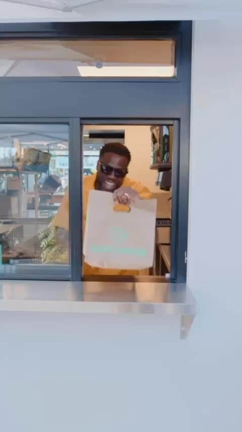 ケビン・ハートのインスタグラム：「THEY GOT ME AGAIN! Those Hart House Burg’rs and Chick’n Sandwiches are just too damn good!! We’re serving up a new era at @myharthouse and our Summer Lovin menu is always in season. Stop by and try our Nashville Nuggets and Smokey BBq Burg’r!! #EatYourHartOut #HartHouse」