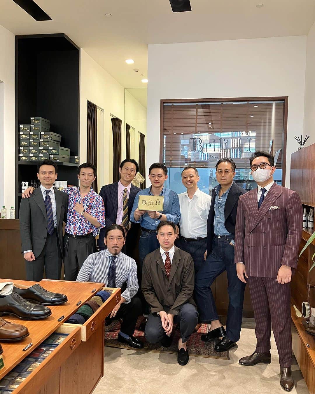 Yuya Hasegawaのインスタグラム：「Team @brift.h_thailand   Brift H is now open in Thailand. We will do our best to help leather shoe lovers in Thailand to make their feet shine! We look forward to working with you!  #タイの足元に革命を #世界の足元に革命を #brifththailand #brifth #shoeshine #thedecorumbkk」