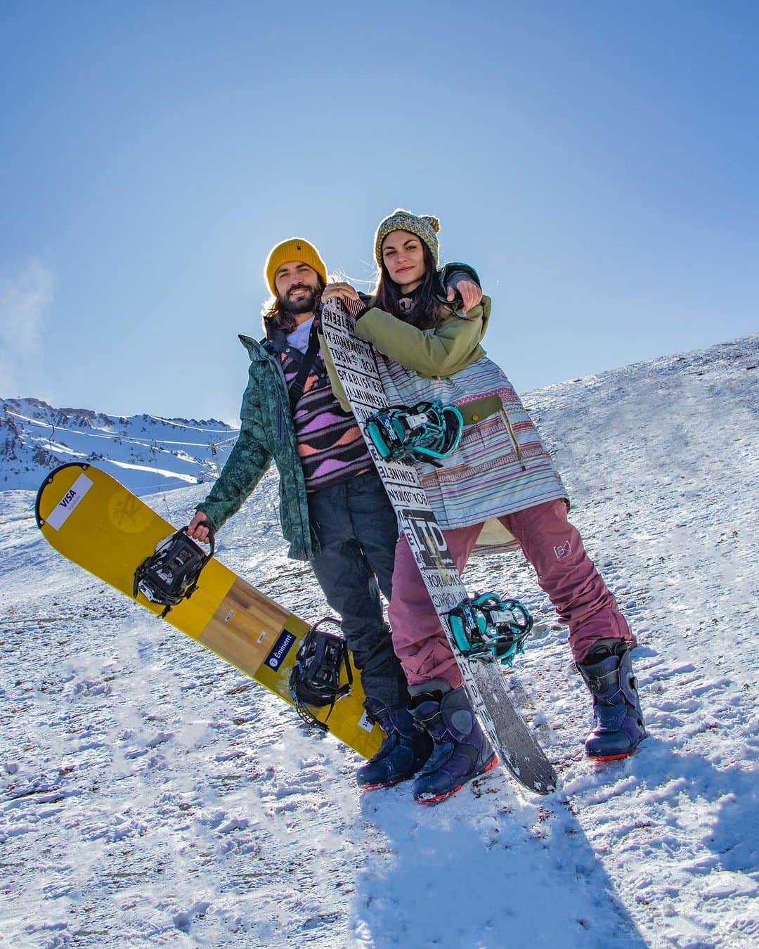 リンダ・モルセッリのインスタグラム：「Foto che potrebbero rinfrescarvi le giornate estive ❄️.  1. Fierissimi d’esser snowboarder 🏂  2. Amante della notte 🙋🏻‍♀️. 3. Previa. 4. Prima discesa, primo colpo al ginocchio 🫶. 5. Felpa calda rubata al fidanzato.  @brooksfield_ar  6. Ci divertiamo con poco. 7. Io e Benja non siamo competitivi. No, no.  8. È sempre la ora del vinito . 9. 🫶su mirada 🫠. 10. Maschera che amo.  W/ @alfonsobenja   ( a @laslenasresort con @galiciaeminent )」