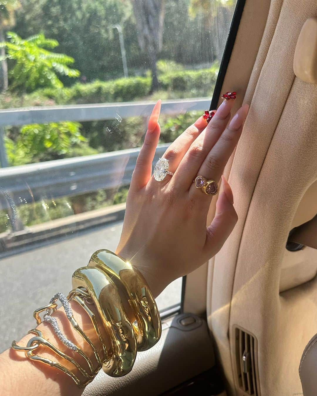 ベラ・ゾーンさんのインスタグラム写真 - (ベラ・ゾーンInstagram)「📝😎💍❤️」7月17日 3時16分 - bellathorne