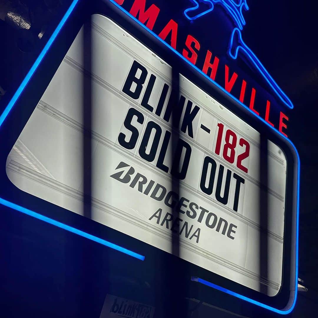 トム・デロングのインスタグラム：「Last show…. 🤘🏼」
