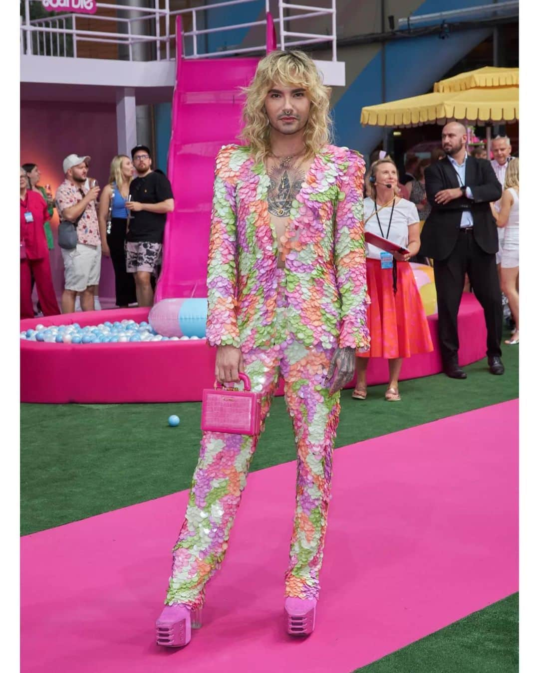 ビル・カウリッツさんのインスタグラム写真 - (ビル・カウリッツInstagram)「Life in pink at yesterday’s #barbie premiere 💖 thanks for my amazing suit @kiliankerner_ 👛by @palomospain 👠 by @rickowensonline , 💄💇🏼‍♀️ by @nataliefranz1 🫶🏻 What a fun night and spectacular pink carpet @warnerbrosde #barbiethemovie」7月17日 3時24分 - billkaulitz