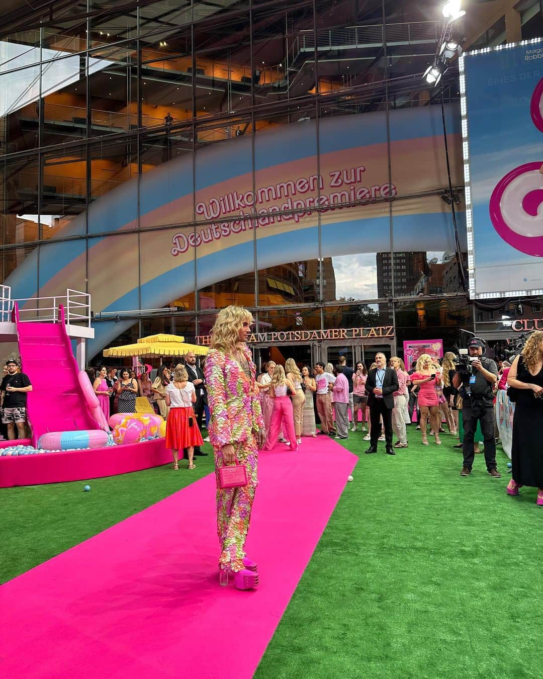 ビル・カウリッツさんのインスタグラム写真 - (ビル・カウリッツInstagram)「Life in pink at yesterday’s #barbie premiere 💖 thanks for my amazing suit @kiliankerner_ 👛by @palomospain 👠 by @rickowensonline , 💄💇🏼‍♀️ by @nataliefranz1 🫶🏻 What a fun night and spectacular pink carpet @warnerbrosde #barbiethemovie」7月17日 3時24分 - billkaulitz