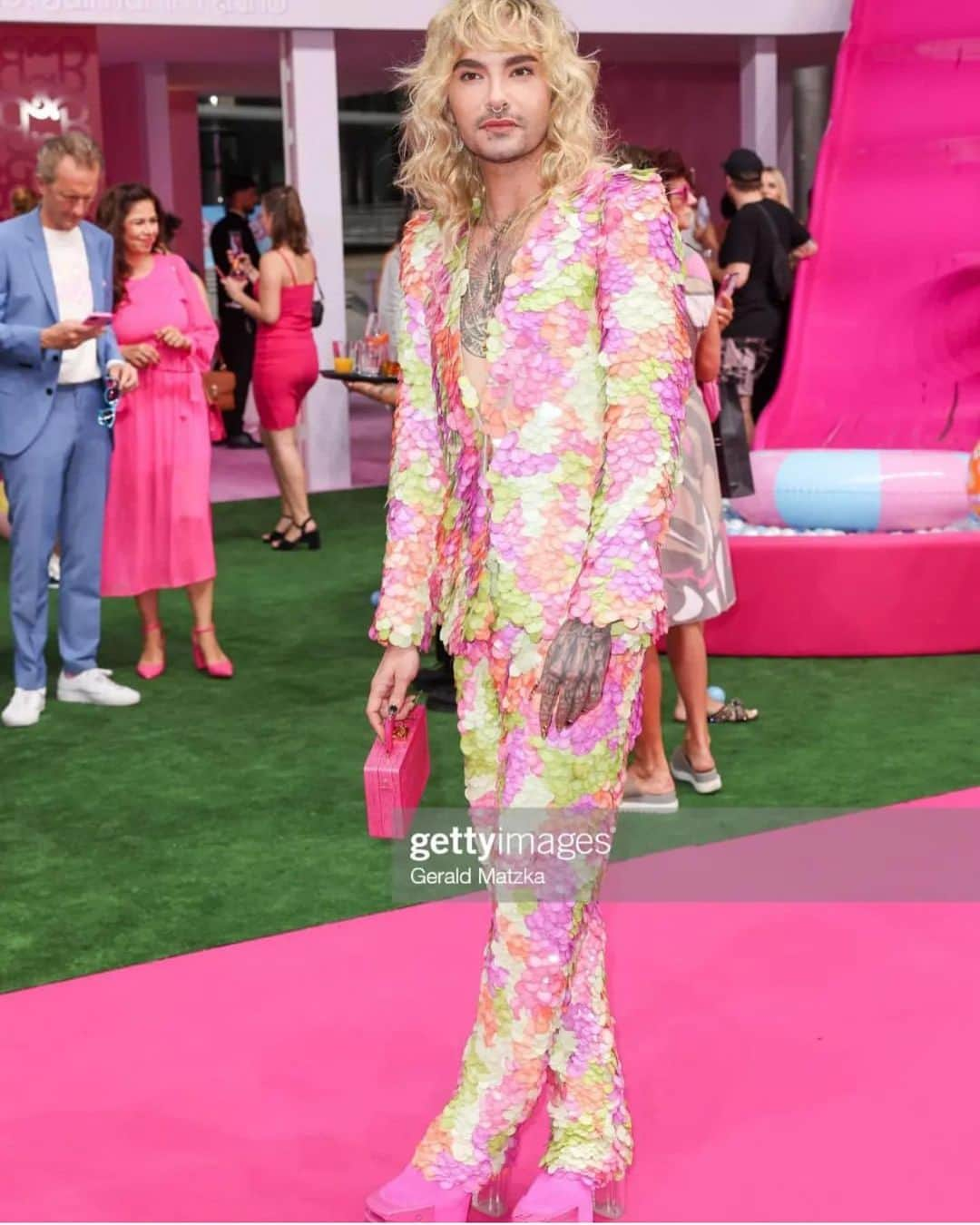 ビル・カウリッツさんのインスタグラム写真 - (ビル・カウリッツInstagram)「Life in pink at yesterday’s #barbie premiere 💖 thanks for my amazing suit @kiliankerner_ 👛by @palomospain 👠 by @rickowensonline , 💄💇🏼‍♀️ by @nataliefranz1 🫶🏻 What a fun night and spectacular pink carpet @warnerbrosde #barbiethemovie」7月17日 3時24分 - billkaulitz