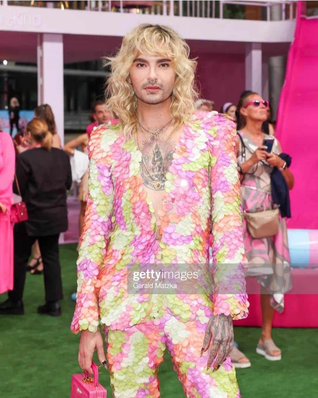 ビル・カウリッツさんのインスタグラム写真 - (ビル・カウリッツInstagram)「Life in pink at yesterday’s #barbie premiere 💖 thanks for my amazing suit @kiliankerner_ 👛by @palomospain 👠 by @rickowensonline , 💄💇🏼‍♀️ by @nataliefranz1 🫶🏻 What a fun night and spectacular pink carpet @warnerbrosde #barbiethemovie」7月17日 3時24分 - billkaulitz