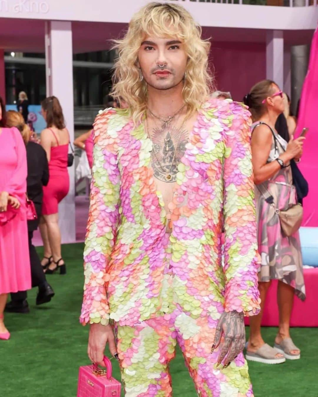 ビル・カウリッツさんのインスタグラム写真 - (ビル・カウリッツInstagram)「Life in pink at yesterday’s #barbie premiere 💖 thanks for my amazing suit @kiliankerner_ 👛by @palomospain 👠 by @rickowensonline , 💄💇🏼‍♀️ by @nataliefranz1 🫶🏻 What a fun night and spectacular pink carpet @warnerbrosde #barbiethemovie」7月17日 3時24分 - billkaulitz