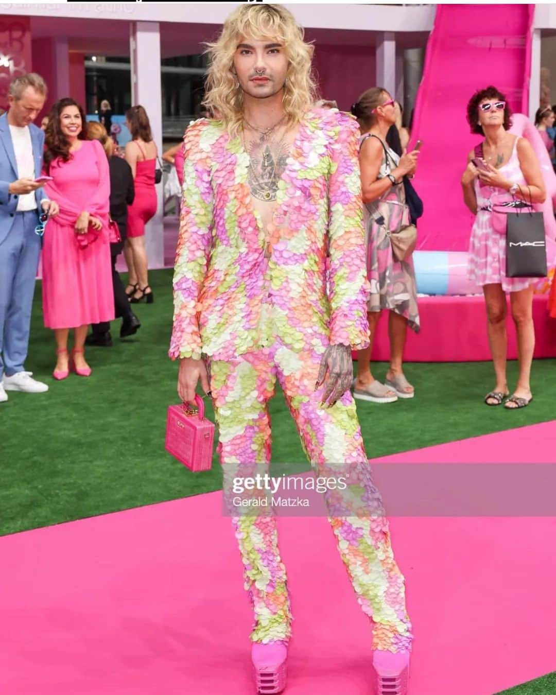 ビル・カウリッツさんのインスタグラム写真 - (ビル・カウリッツInstagram)「Life in pink at yesterday’s #barbie premiere 💖 thanks for my amazing suit @kiliankerner_ 👛by @palomospain 👠 by @rickowensonline , 💄💇🏼‍♀️ by @nataliefranz1 🫶🏻 What a fun night and spectacular pink carpet @warnerbrosde #barbiethemovie」7月17日 3時24分 - billkaulitz