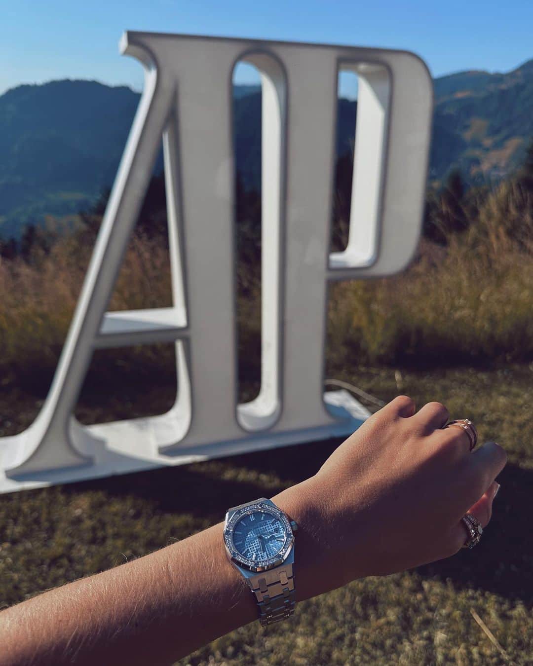 Xenia Adontsさんのインスタグラム写真 - (Xenia AdontsInstagram)「Montreux with @audemarspiguet is a dream come true! Walking on the same spot of land as some of the biggest legends in music history, spending time with some of the most iconic people in watch history, working with an amazing and FUN team and getting to wear a watch that makes me feel a million bucks 🥹🩵 and the best part is I get to experience it with people (and dogs 😉) I truly love. Thank you for opening a world to me @audemarspiguet 🩵🩵🩵 anzeige」7月17日 3時25分 - xeniaadonts