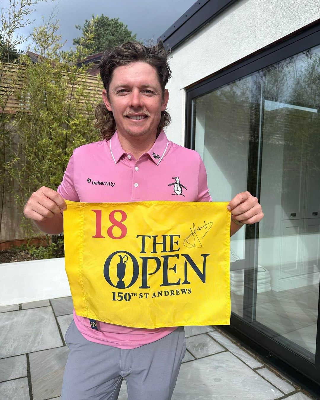 キャメロン・スミスのインスタグラム：「Want one of my favorite flags, signed by yours truly? Follow the instructions below to enter and you could be the lucky fan to win.  ⛳️Make sure you’re following me AND @originalpenguinsports  ⛳️Like this post ⛳️Tag your playing partners  ***GIVEAWAY ENDS 7/18/23 at 11:59 PM EST. Winners will be contacted directly from the @originalpenguinsports account via DM. No purchase necessary to win. US residents only. Giveaway is not endorsed or sponsored by Instagram. Must be 18+.***」