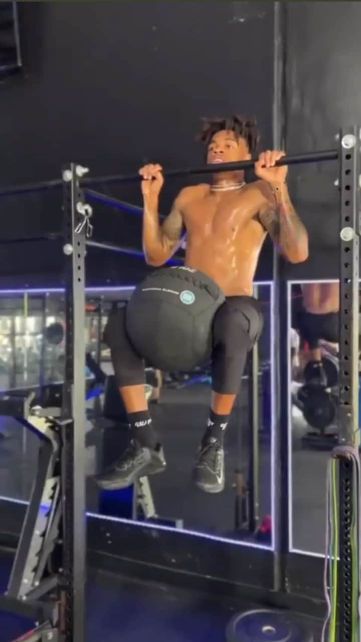 ヒューストン・テキサンズのインスタグラム：「Gassing up the Tank ⛽️」