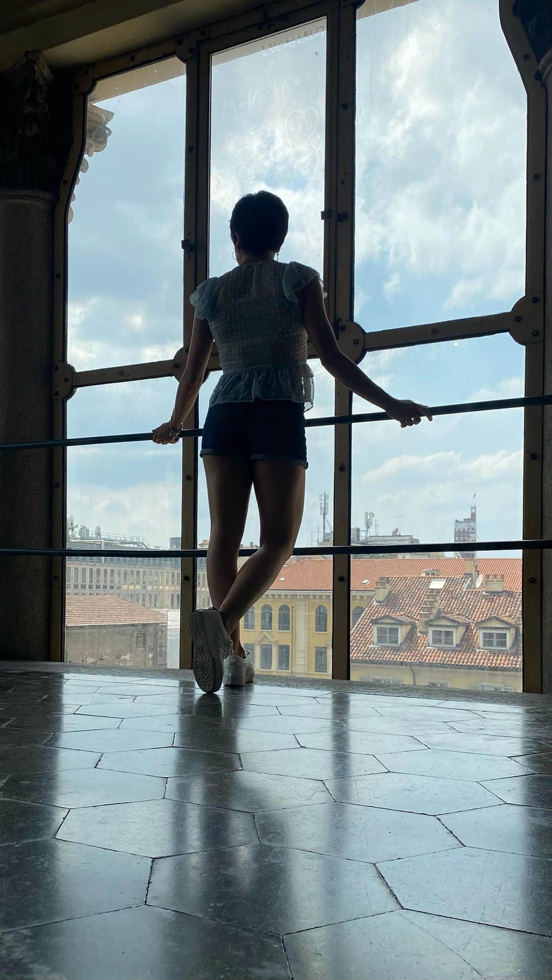サラ・ウルタドのインスタグラム：「I’d say Sunday’s and this city go pretty well together…  📚🌳☀️🎬🍦🇮🇹  PS: If you ever come, you HAVE to go to the @museocinema because it’s AMAZING.」