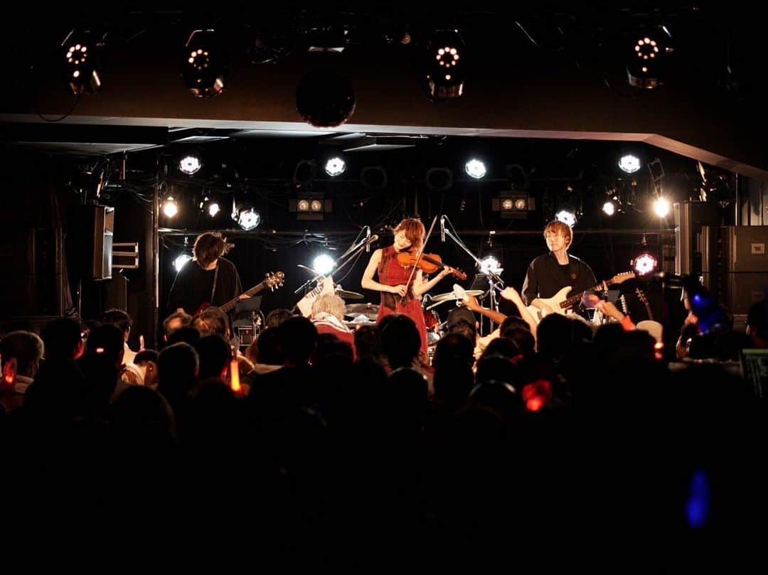 AYASAさんのインスタグラム写真 - (AYASAInstagram)「🎻♠︎ Ayasa LIVE TOUR2023 〜Glory,Glory〜 7/15(土)SPADE BOX(名古屋)  久しぶりの名古屋ワンマン✨ 懐かしのSPADE BOX♠︎ ライブハウスならではの熱気と湿度高めのアツいお時間❤️楽しすぎてあっという間でした🥰 ツアー初日を見届けて下さった皆様ありがとうございました♠︎  🎸土方理久音 🎸okamu. 🥁関口孝夫 ・ ・ #あやさglglツアー  #名古屋spadebox  #Ayasa #バヨリン弾き  #あやたみんず」7月17日 3時50分 - ayasa_doya