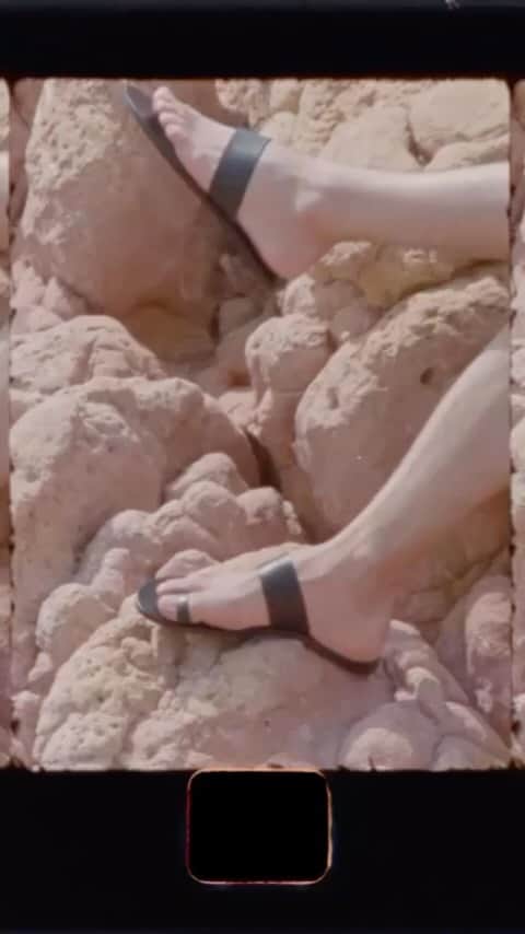 のインスタグラム：「What sounds remind you of summer? 🏝️  #ancientgreeksandals #ags #handmadeingreece #summer #sandals #greece」