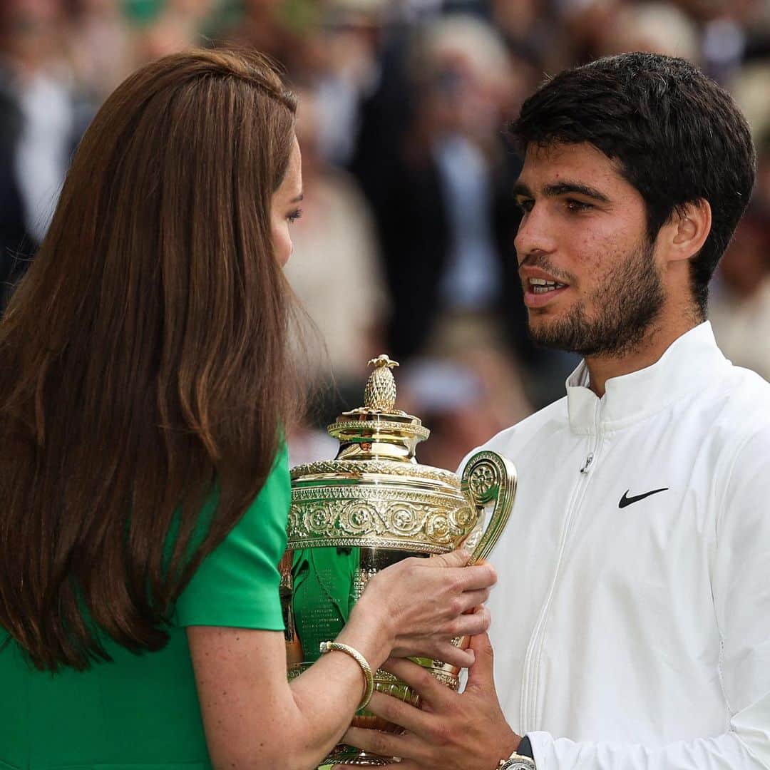 Vogue Españaのインスタグラム：「¡Enhorabuena, @carlitosalcarazz! El joven tenista español ha recibido de las manos de Kate Middleton su primer trofeo de Wimbledon 🏆. Los nuevos príncipes de Gales, acompañados de sus dos hijos mayores, no se quisieron perder la final de este torneo histórico.  ◾️Fotografías: Getty Images」