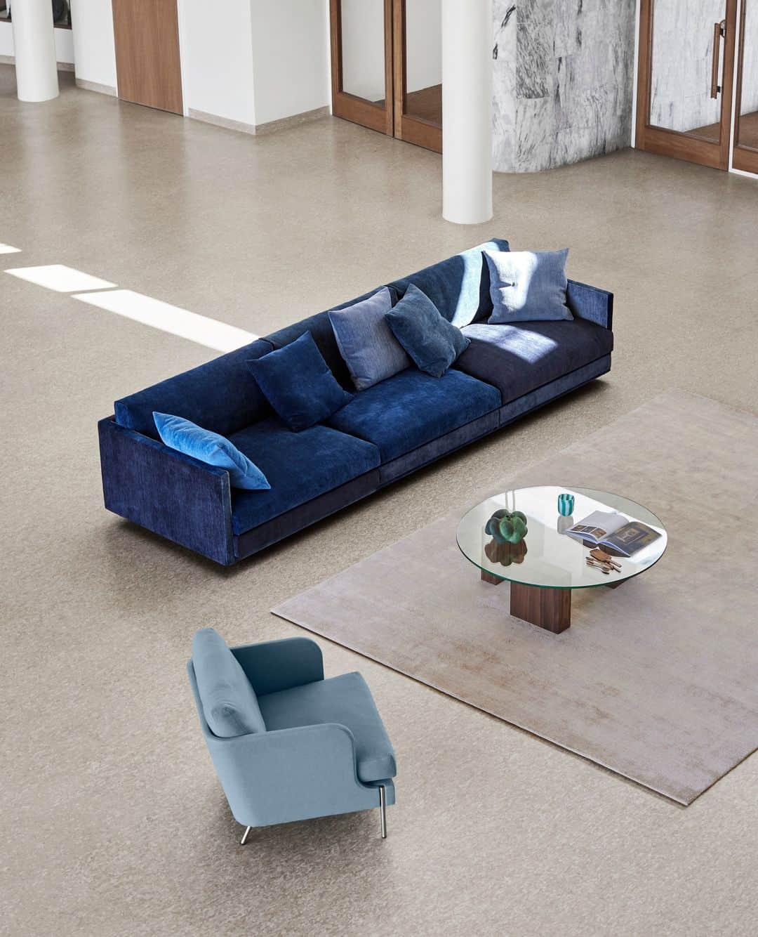 eilersenさんのインスタグラム写真 - (eilersenInstagram)「The Great Ash in the newly launched Blues colour combination.⁠ The sofa is designed by Jens Juul Eilersen.⁠ ⁠ Jens Juul Eilersen has the ambition to make every model as personal as possible. Great Ash consists of modules in different sizes so that they can be combined to fit any room and meet every demand. At the same time, the high level of flexibility means that every sofa is unique.⁠ ⁠ ⁠ ⁠ ⁠ #eilersen #eilersenfurniture #myeilersen #enjoyaneilersen #greatash #jensjuuleilersen #funen #pierresindre #homedecor #sofa #danishdesign #inredning #finahem #interiorlovers #interiordesign #modernliving #minimalism #nordiskehjem #nordicinspiration #nordicliving #craftsmanship #boligindretning #designinterior #livingroominspo #boliginspiration  #hemindredning #schönerwohnen #nordicminimalism #designinspiration #throughgenerations」7月17日 3時55分 - eilersen
