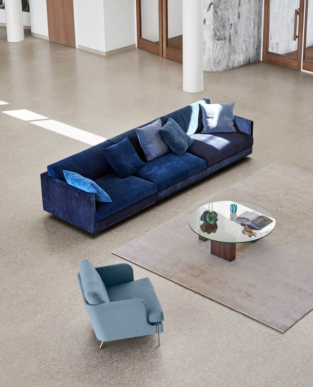 eilersenのインスタグラム：「The Great Ash in the newly launched Blues colour combination.⁠ The sofa is designed by Jens Juul Eilersen.⁠ ⁠ Jens Juul Eilersen has the ambition to make every model as personal as possible. Great Ash consists of modules in different sizes so that they can be combined to fit any room and meet every demand. At the same time, the high level of flexibility means that every sofa is unique.⁠ ⁠ ⁠ ⁠ ⁠ #eilersen #eilersenfurniture #myeilersen #enjoyaneilersen #greatash #jensjuuleilersen #funen #pierresindre #homedecor #sofa #danishdesign #inredning #finahem #interiorlovers #interiordesign #modernliving #minimalism #nordiskehjem #nordicinspiration #nordicliving #craftsmanship #boligindretning #designinterior #livingroominspo #boliginspiration  #hemindredning #schönerwohnen #nordicminimalism #designinspiration #throughgenerations」