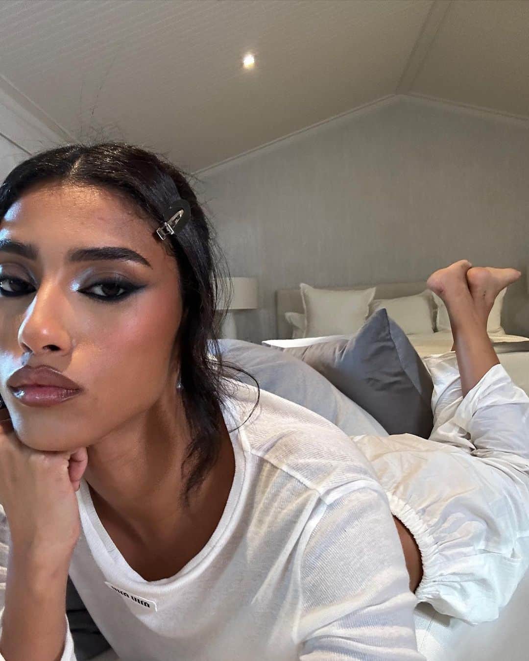 Vogue Beautyさんのインスタグラム写真 - (Vogue BeautyInstagram)「@imaanhammam took to Instagram to share a look you'll want to save for later. Her jaunt to the Hamptons came with some major glam—siren eyes and polished updos by night, although her poolside poses featured a bare face and ample texture.  Tap the link in our bio for all the best beauty Instagrams you may have missed.」7月17日 4時04分 - voguebeauty