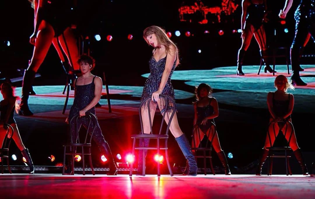 のインスタグラム：「Just had the best time in Denver!! And we got to be the first tour to play in that stadium 2 nights 😝 It’s really hitting me that we only have 3 cities left on the US Eras Tour. This has been my favorite adventure of all. I appreciate and cherish every second of it. See you 🔜 Seattle!!   📷: @lightboximages @gettyimages」