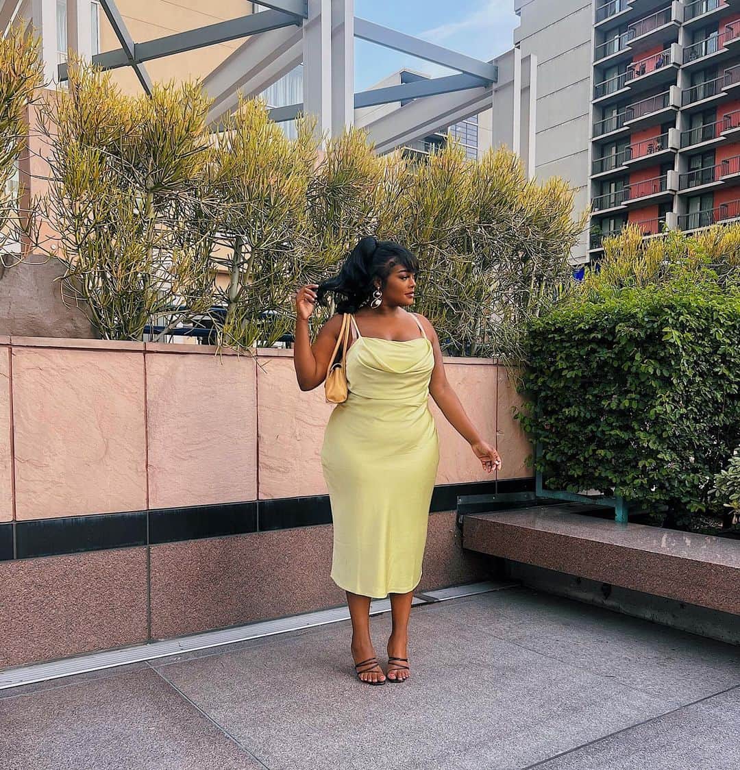 ブリール・アニーヤ・カニングハムのインスタグラム：「The magic that happens when I feel safe. 🥰💐 Dress : @forever21plus  Shoes: @amazonfashion」