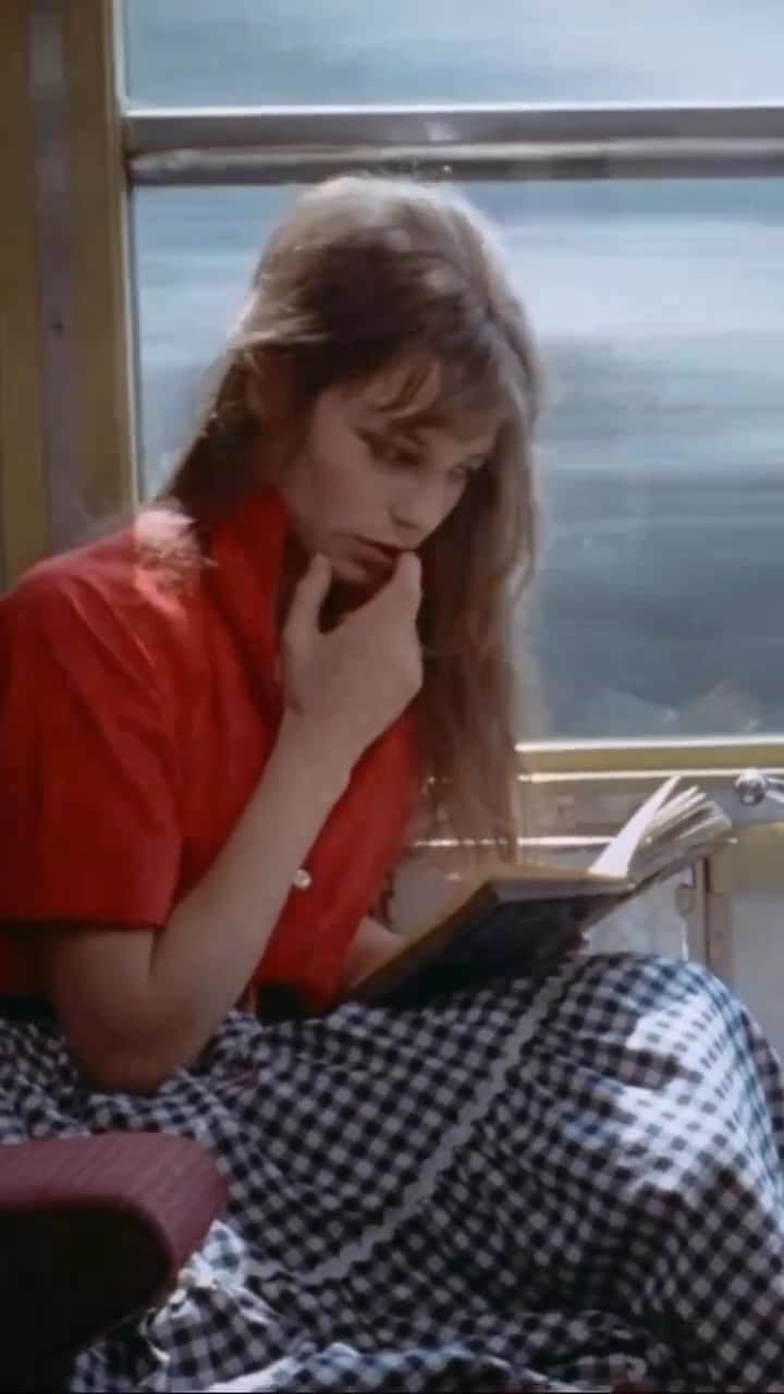 Alessia Marcuzziのインスタグラム：「Jane Birkin❤️🥲Tu mi davi il senso di liberta’ che io inseguo sempre. La leggerezza e la liberta’ intesa come consapevolezza di non avere bisogno di piacere ed essere accettati per forza da tutti. Di andare controcorrente se qualcosa ci fa stare bene. Oggi ho riguardato un po’ di tue interviste e ho capito che tu avevi davvero capito cosa voleva dire. E la tua grande bellezza era proprio questa. Semza contare che una bella come te l’ho vista poche volte❤️ #janebirkin」