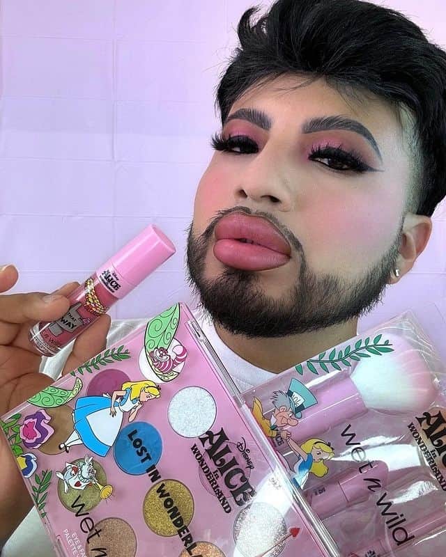 wet'n wild beautyのインスタグラム：「@makeupbylalito_ giving the flowers major competition with this perfectly pink look, straight out of a storybook 🎀💐📚  Get the collection NOW @Walmart, @Target and wetnwildbeauty.com, @Ultabeauty (7/23), @Walgreens (7/23), @CVS (7/23), and soon @Amazon #AliceInWonderlandxWNW #CrueltyFree」