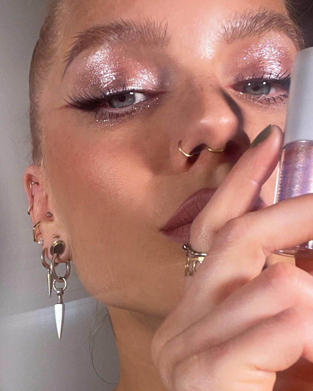 Linda Hallbergさんのインスタグラム写真 - (Linda HallbergInstagram)「Lately: 1: reklam för @lhcosmetics New sparkly makeup with Sparkl ✨ 2. Gunnar is beeing cute 3. Benny is having late night conversations with Lusse 4. Fun times at the gym 5. Trying to take a selfie in the wind 6. New favorite perfume oil from @gaytenor 7. A fluffy friend 8. Another fluffy friend who wants pizza 9. Happy face 10. Not so happy face - Gunnar」7月17日 4時30分 - lindahallberg