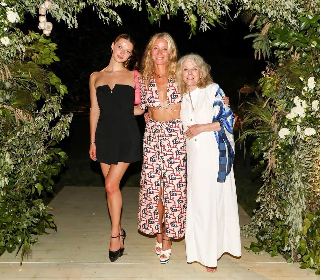 グウィネス・パルトローのインスタグラム：「GG for @goop and @gucci at last nights garden party at home in Amagansett in celebration of summer and our new peptide serum with @juliusfewmd」
