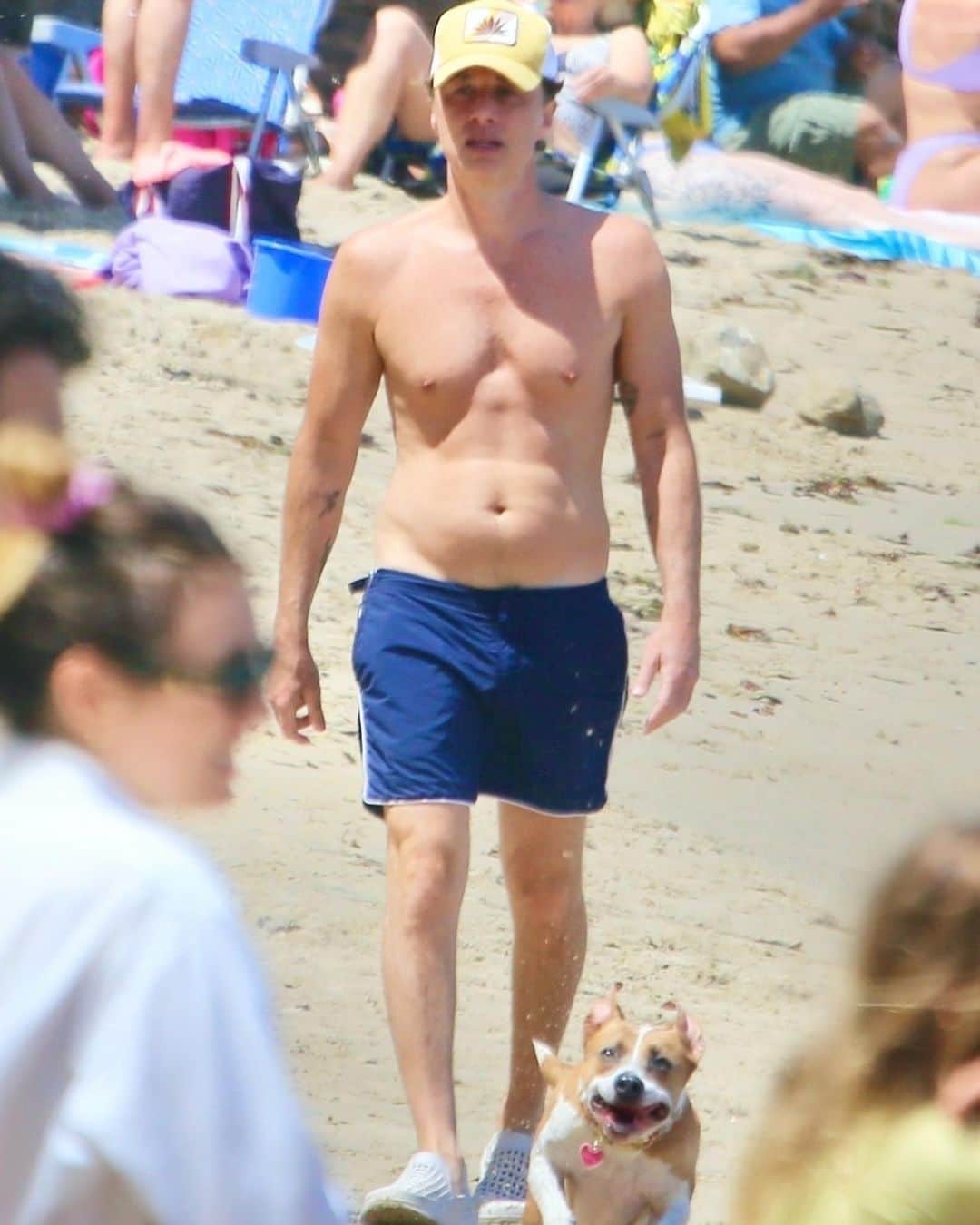 Just Jaredさんのインスタグラム写真 - (Just JaredInstagram)「Zach Braff goes shirtless during a day at the beach with his dog Billie. #ZachBraff Photos: Backgrid」7月17日 4時34分 - justjared