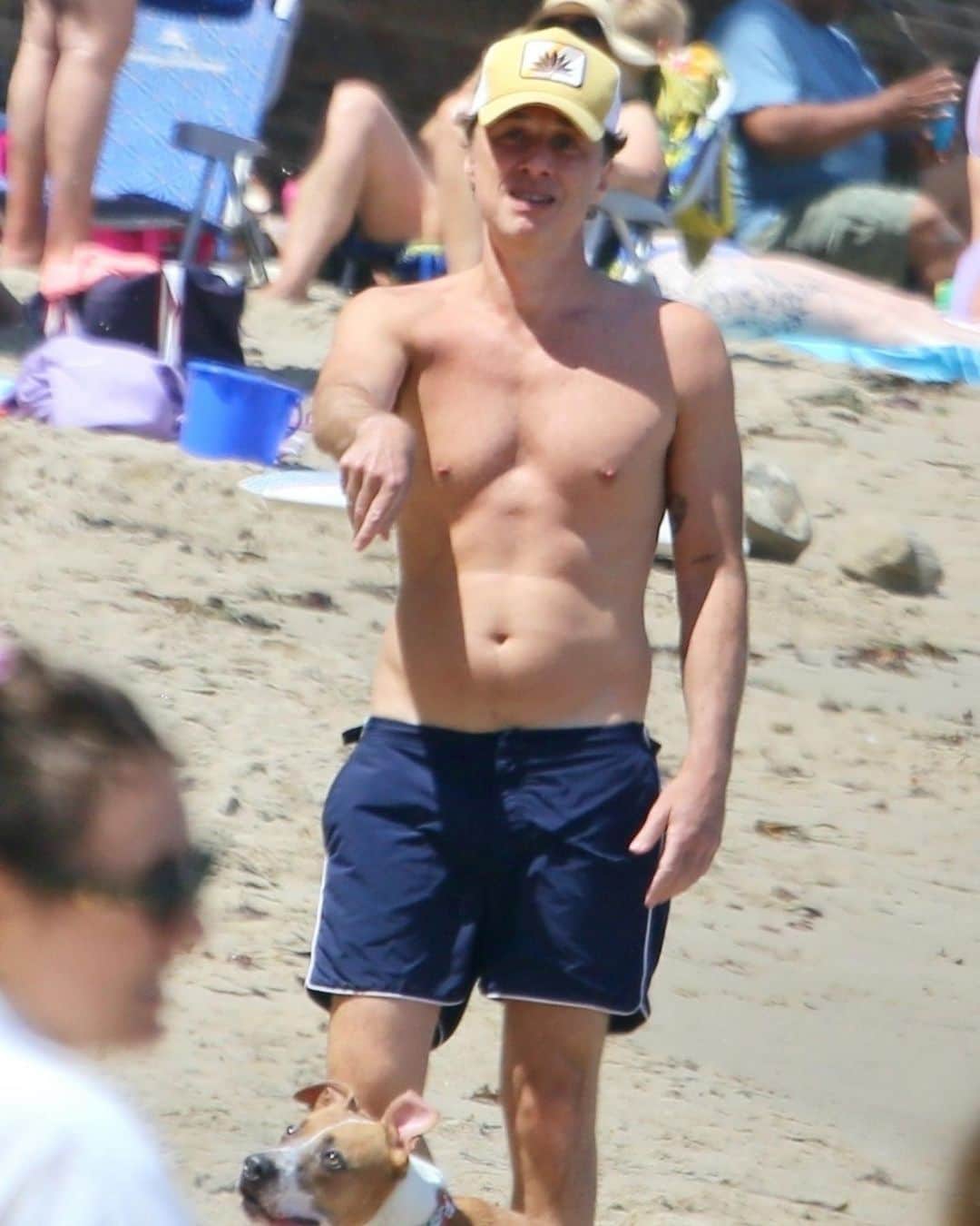 Just Jaredさんのインスタグラム写真 - (Just JaredInstagram)「Zach Braff goes shirtless during a day at the beach with his dog Billie. #ZachBraff Photos: Backgrid」7月17日 4時34分 - justjared