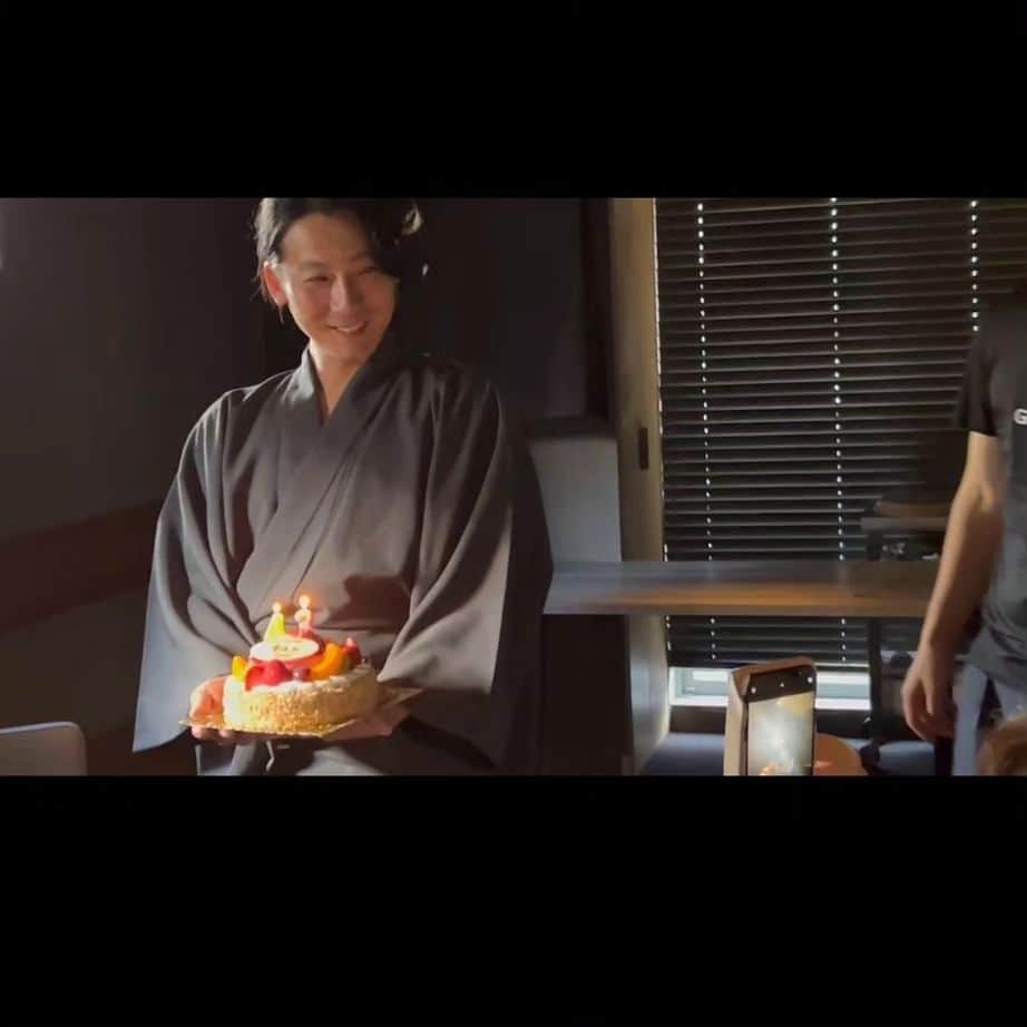 宮原将護のインスタグラム：「すべせんにぃ～ってなんなのさvol.11  ファン倶楽部限定参加のこじんまりな会 お家にご招待しているような じっくりとファンの皆さまとお話が出来た とてもアットホームな空間に癒されている 自分がおりましたし、みなさんも楽しんで下さったようで、安心して爆睡してしまった  よろしいか よろしおます 深呼吸をば 深呼吸をば すぅーーーはぁーーー 笑顔で感じて すべせんにぃ～  コール&レスポンス^^！！！  お昼はやれたけど 夜はそのままお話に夢中になってしまい 始まる前のリハーサルだけを皆さんと少ししただけになってしまったのである  今度大勢でやろうっ 年内に一度、集まりたいな  沢山喋れて、一緒にスイーツとかオーベルジーヌ食べたりしながら、一方的に話すだけでなく、お話聞けたこと、42歳で携わった作品を通して色んな感想を聞けたり、皆さんとの出逢いを改めて語ったり、子供の頃の話を聞いたり^^、これからどんな仕事があるか、していくか…、とか、本音を喋りましたな  兎に角期待をしてくださる"すべせんにぃ～会"の部員の皆が僕を支えてくれている  ありがとう  本音をファンの皆さんに直接伝えられること 舞台の板の上で、画面の中で ではない、こういう時間と空間に  本当にありがとう  タップは惨敗だったかね…汗 でもやって本当に良かったです 完璧なものを魅せるという 目標が出来ました  出演した企画として 記録として Instagramに載せておこうね  感謝と初心 一生稽古 すべせんにぃ～」