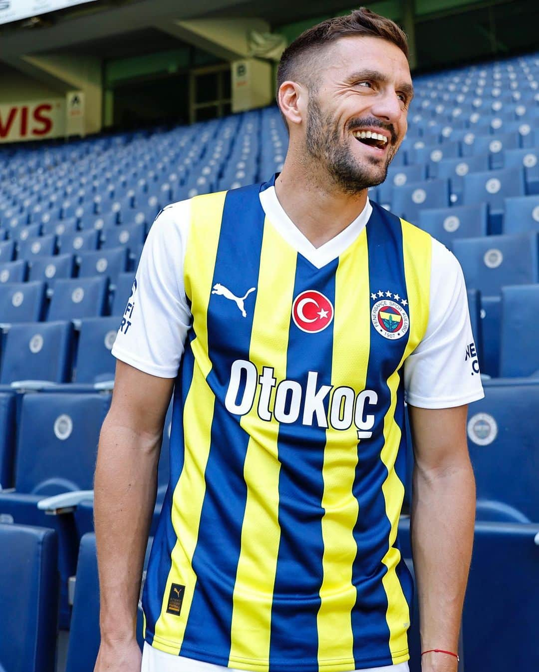 ドゥシャン・タディッチさんのインスタグラム写真 - (ドゥシャン・タディッチInstagram)「Merhaba Büyük @Fenerbahçe Taraftarı! 💛💙」7月17日 5時06分 - dusantadic